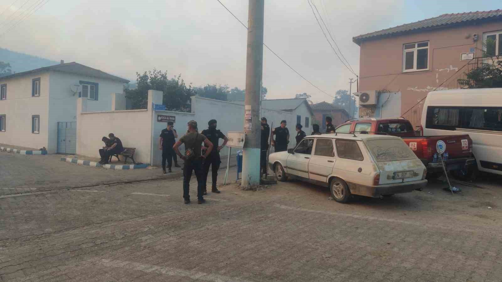Tekirdağ’daki orman yangını yerleşim alanlarını tehdit ediyor 