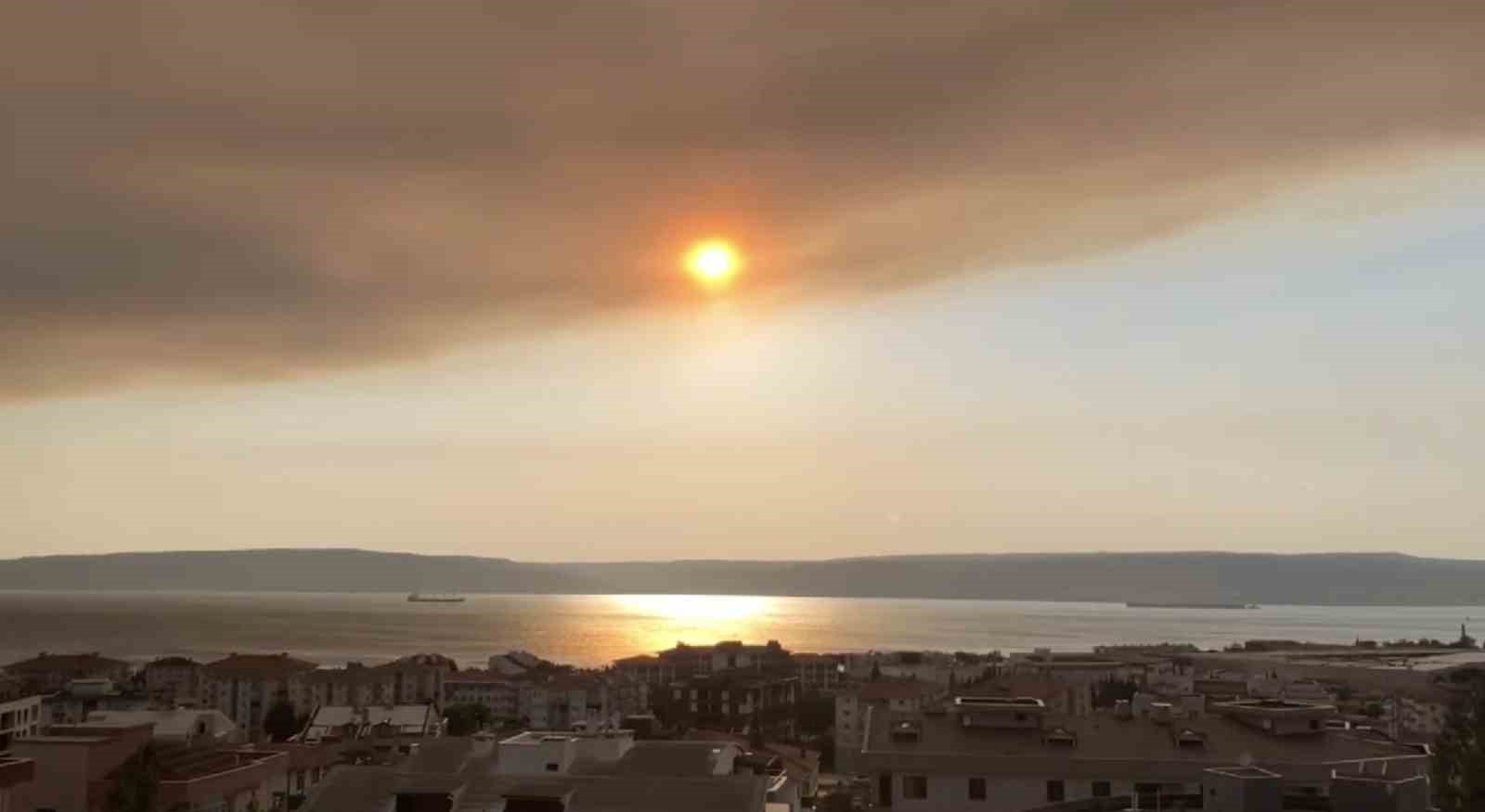Tekirdağ’daki orman yangınının dumanı Çanakkale Boğazı’nı kapladı 