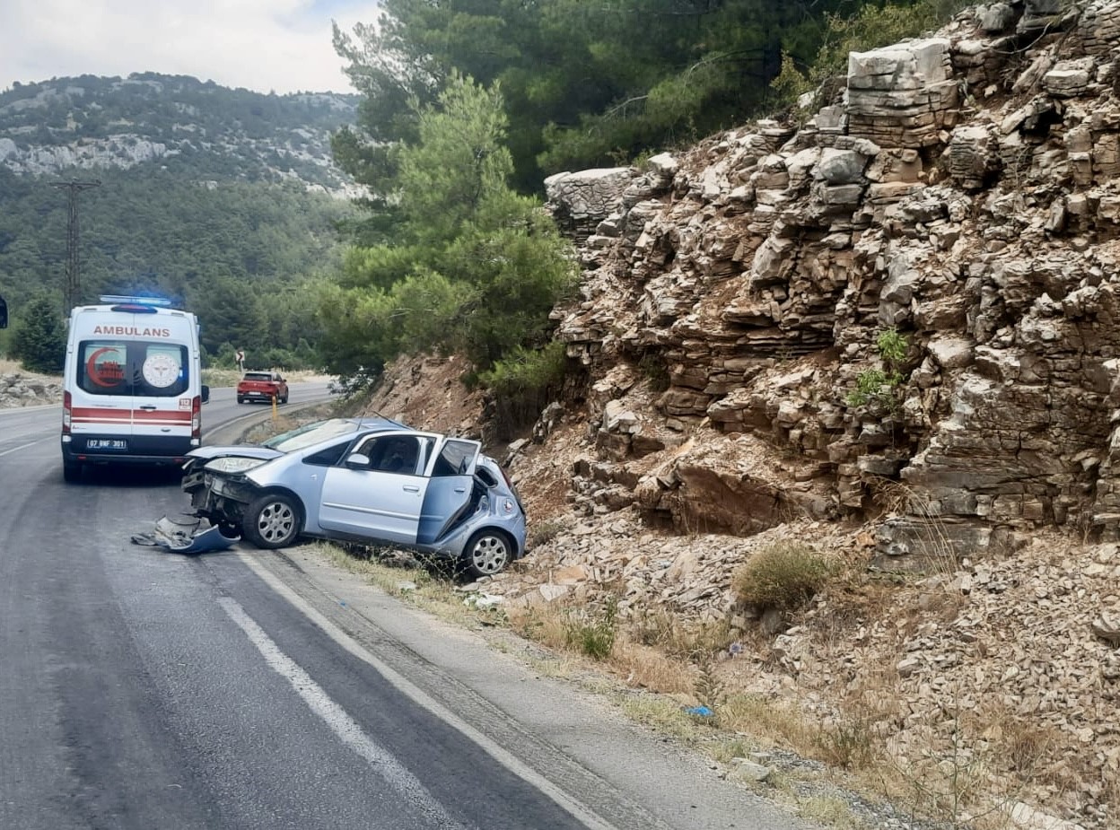 Akseki’de otomobil yoldan çıkıp kayalık alana çarptı: 5 yaralı 