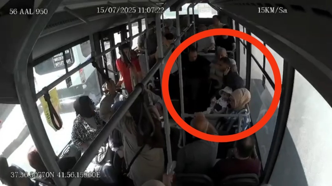 Otobüste fenalaşan yolcu hastaneye yetiştirildi, o anlar kameraya yansıdı 