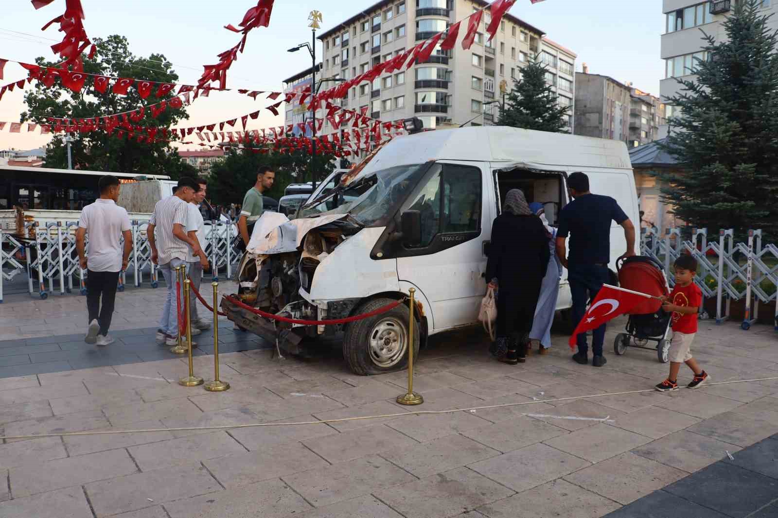 15 Temmuz darbe girişiminde hasar gören minibüs Sivas’ta sergileniyor 