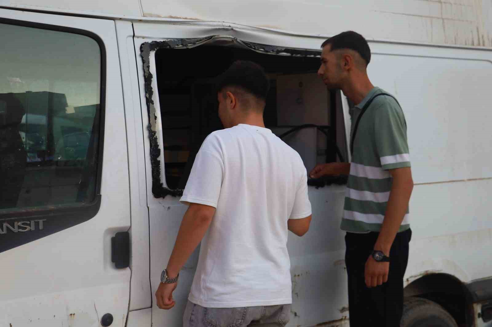 15 Temmuz darbe girişiminde hasar gören minibüs Sivas’ta sergileniyor 