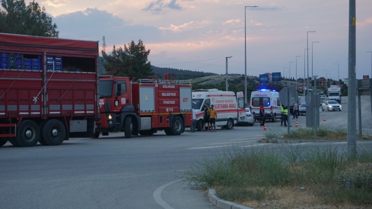 Domates yüklü kamyon şarampole devrildi: 1 ölü 