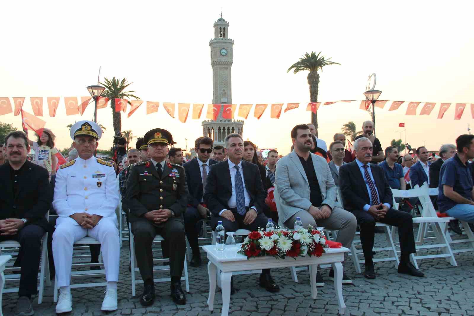 15 Temmuz Demokrasi ve Milli Birlik Günü’nde binlerce İzmirli tek yürek oldu 
