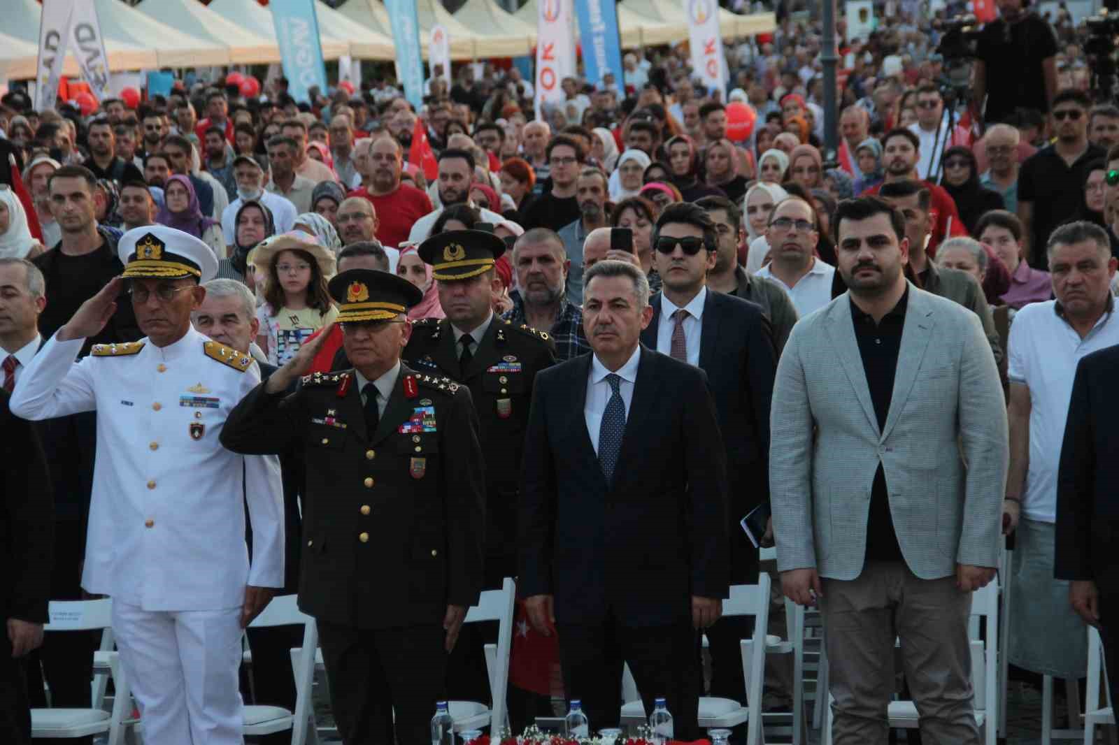 15 Temmuz Demokrasi ve Milli Birlik Günü’nde binlerce İzmirli tek yürek oldu 