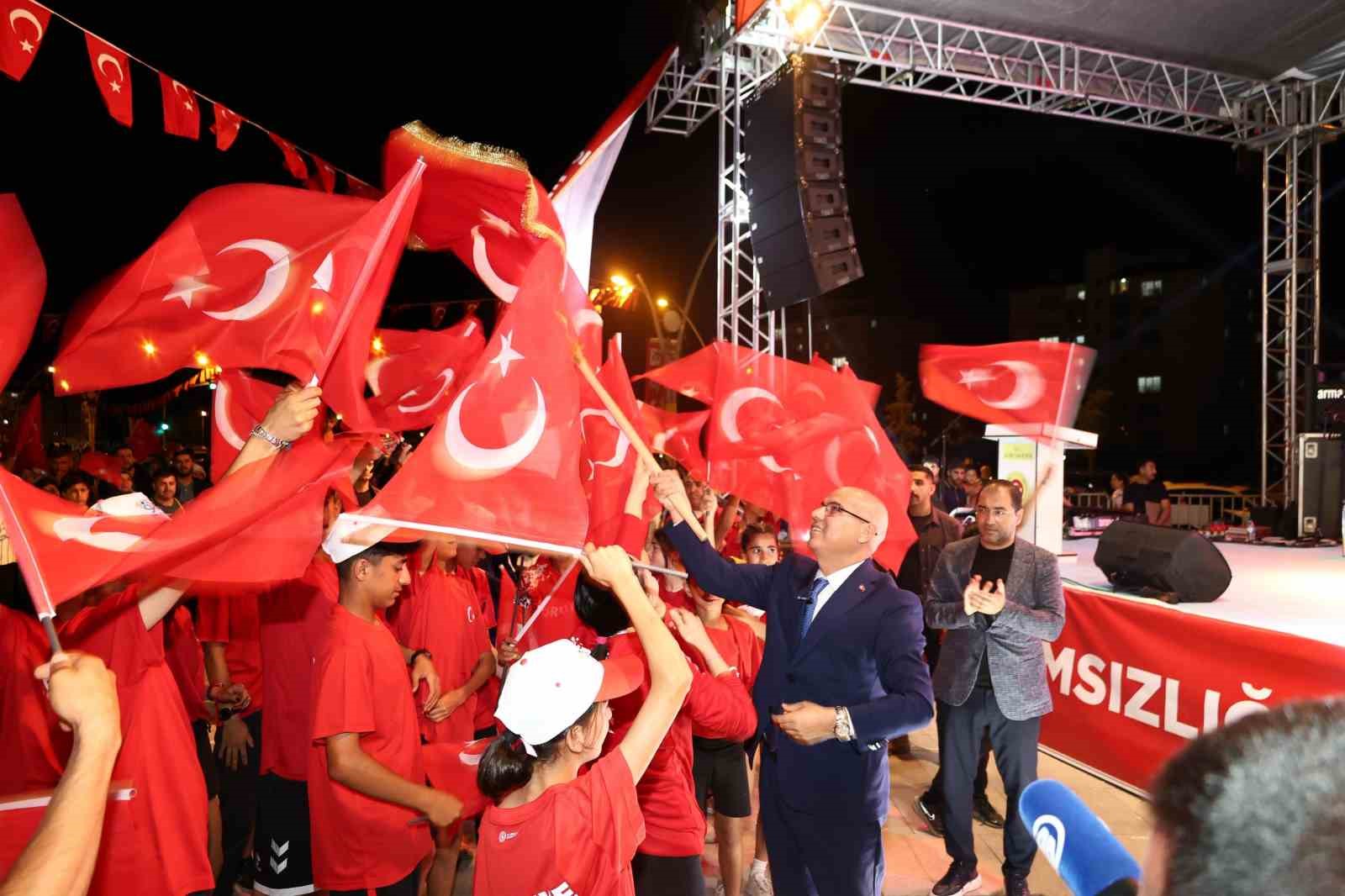 Şehitlerin emaneti sancak, dualarla Vali Koç’a teslim edildi 