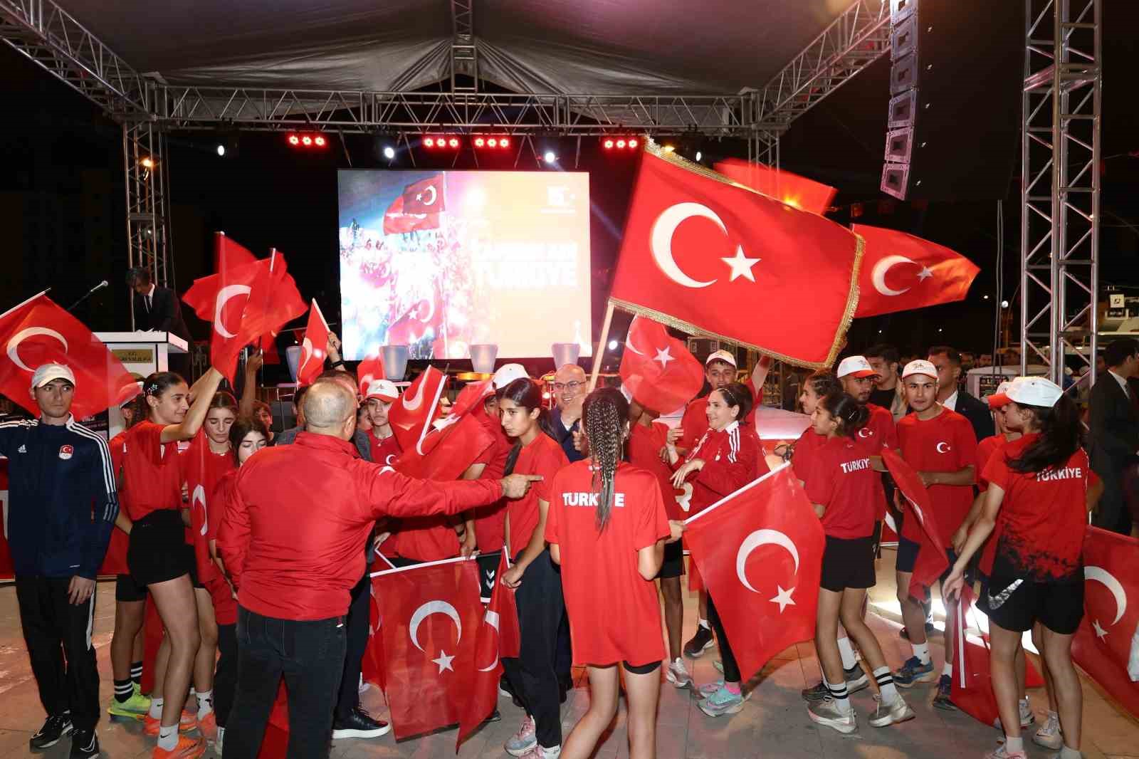 Şehitlerin emaneti sancak, dualarla Vali Koç’a teslim edildi 