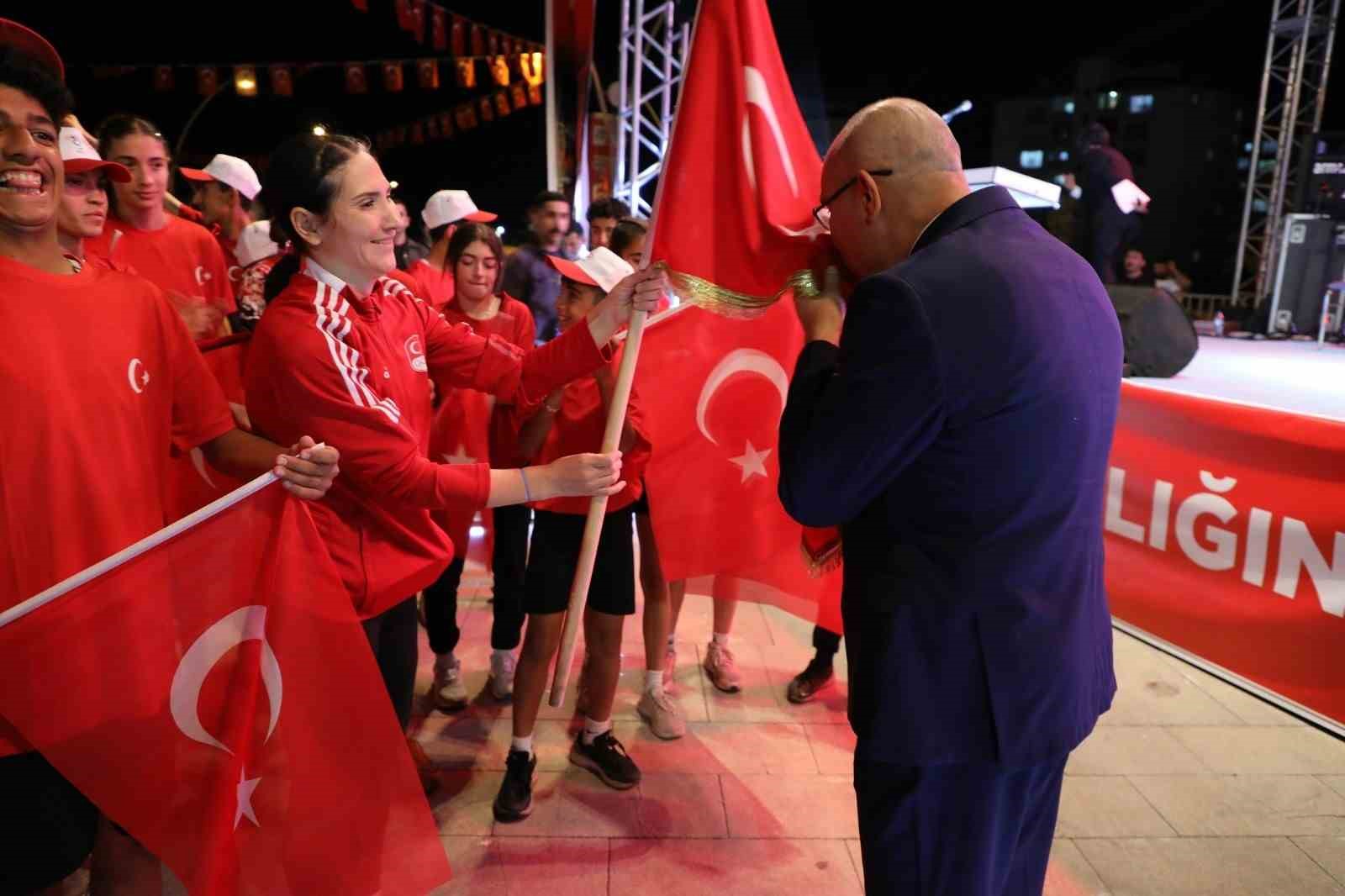 Şehitlerin emaneti sancak, dualarla Vali Koç’a teslim edildi 