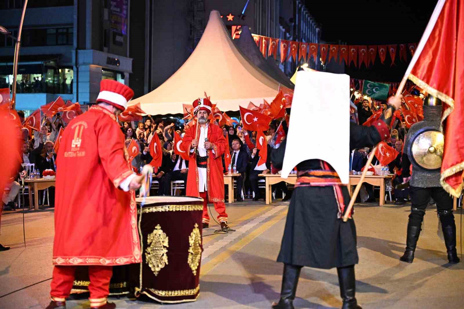 Erzurum’da demokrasi nöbetine yoğun katılım 