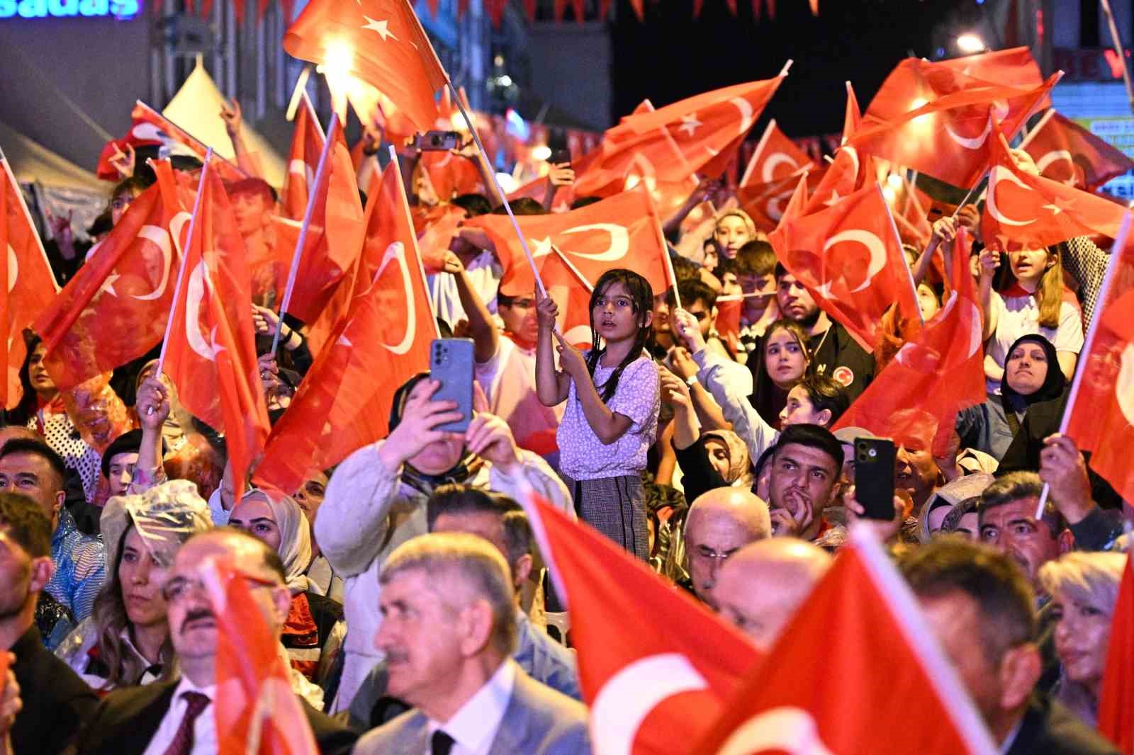 Erzurum’da demokrasi nöbetine yoğun katılım 