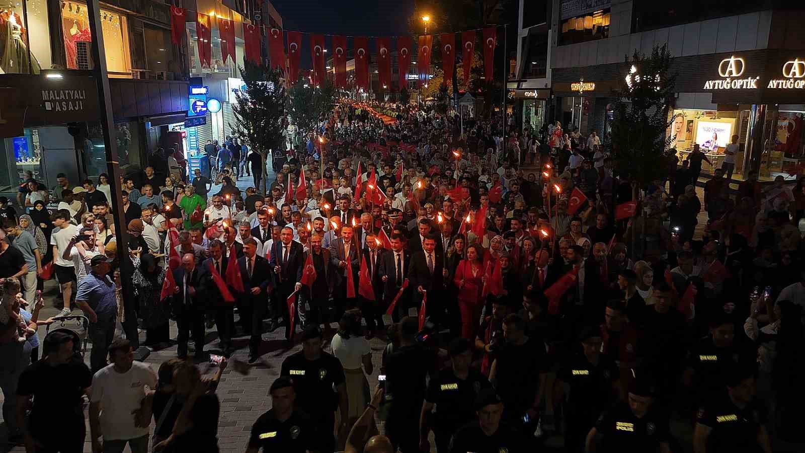 15 Temmuz Demokrasi ve Milli Birlik Günü için yüzlerce vatandaş sokağa çıktı 