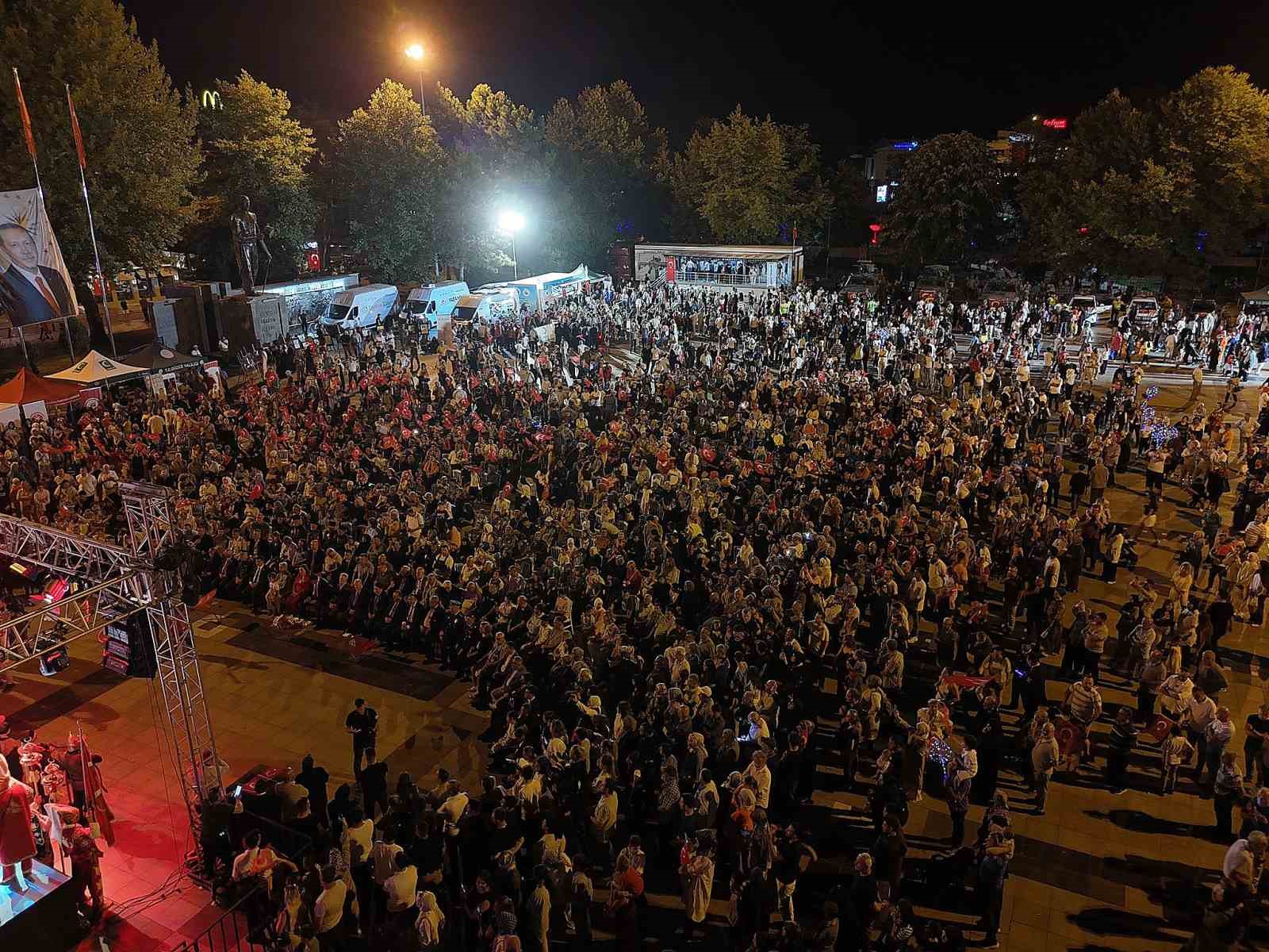 15 Temmuz Demokrasi ve Milli Birlik Günü için yüzlerce vatandaş sokağa çıktı 