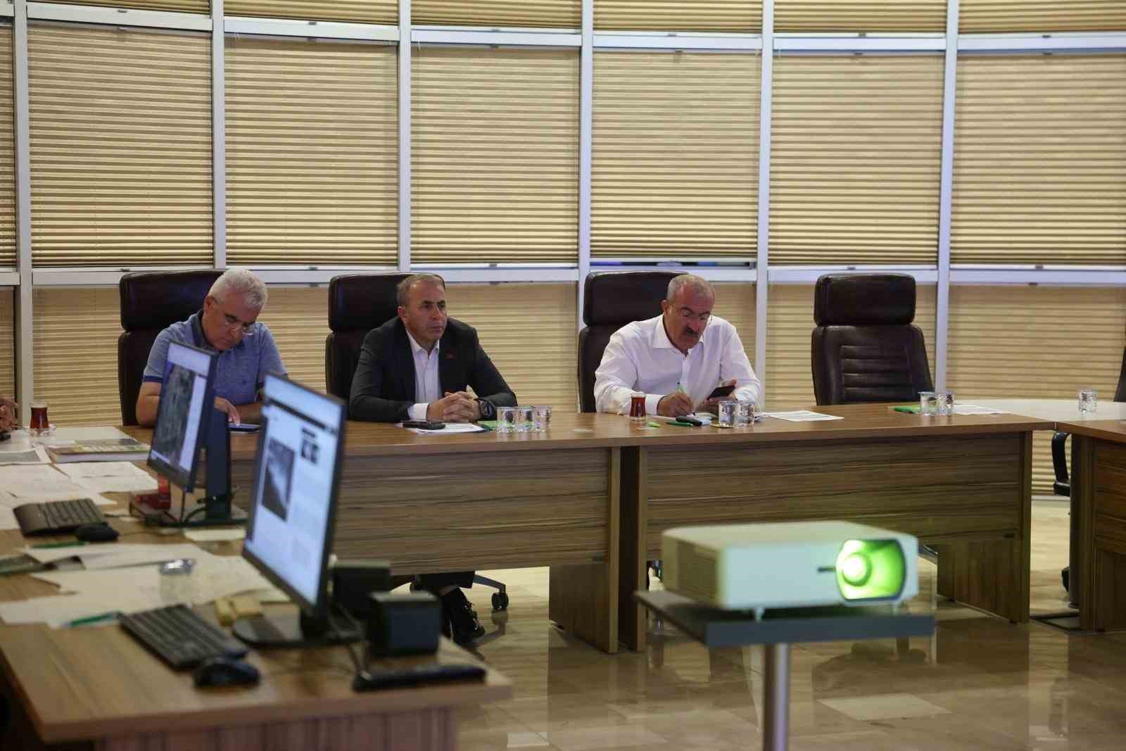 Vali Toraman, Ayvacık ve Gelibolu ilçelerinde devam eden orman yangınlarını Yangın Yönetim Merkezinden takip ediyor 