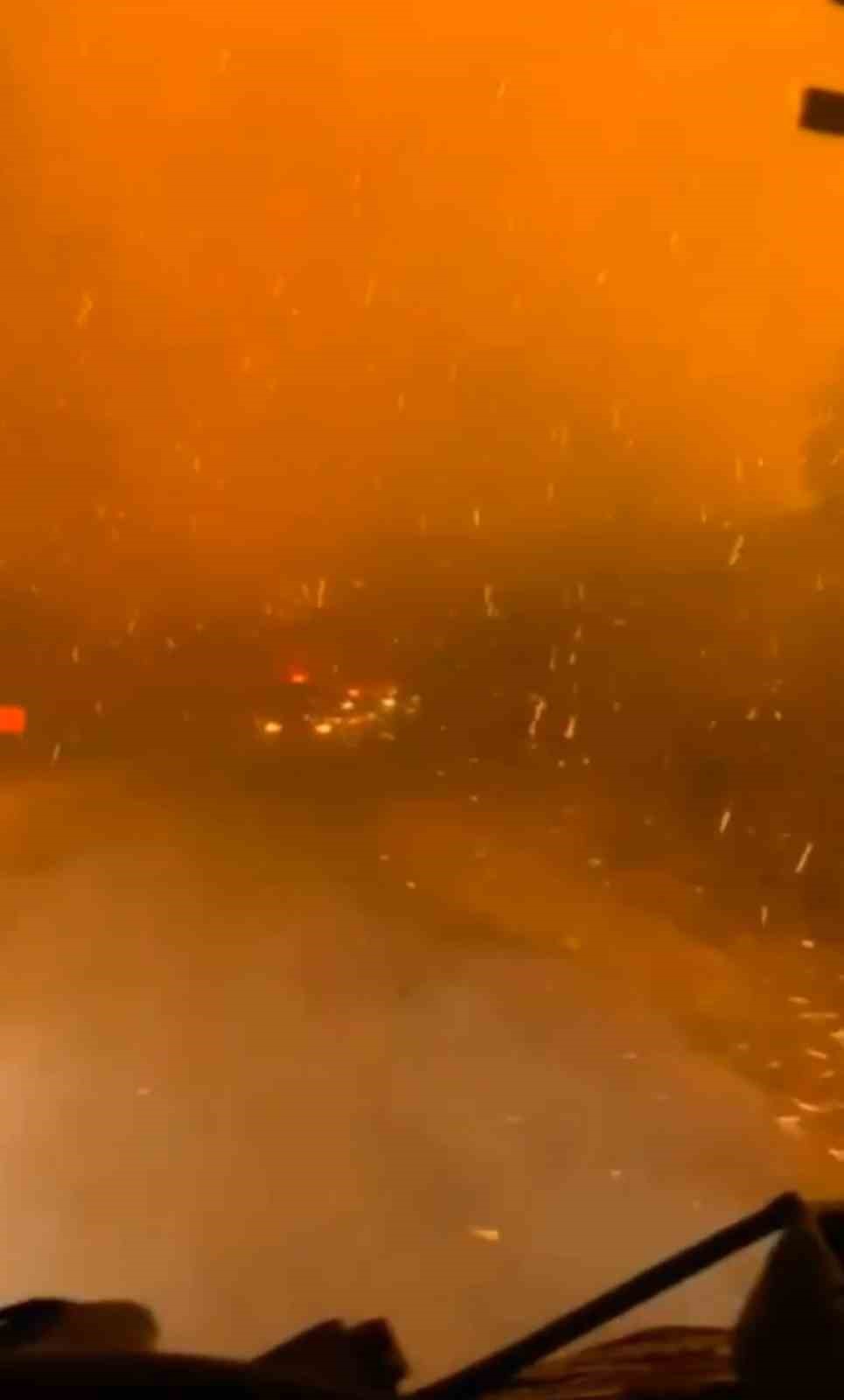 Çanakkale’de çıkan orman yangınında yoğun rüzgar ve alevlerle mücadele devam ediyor 