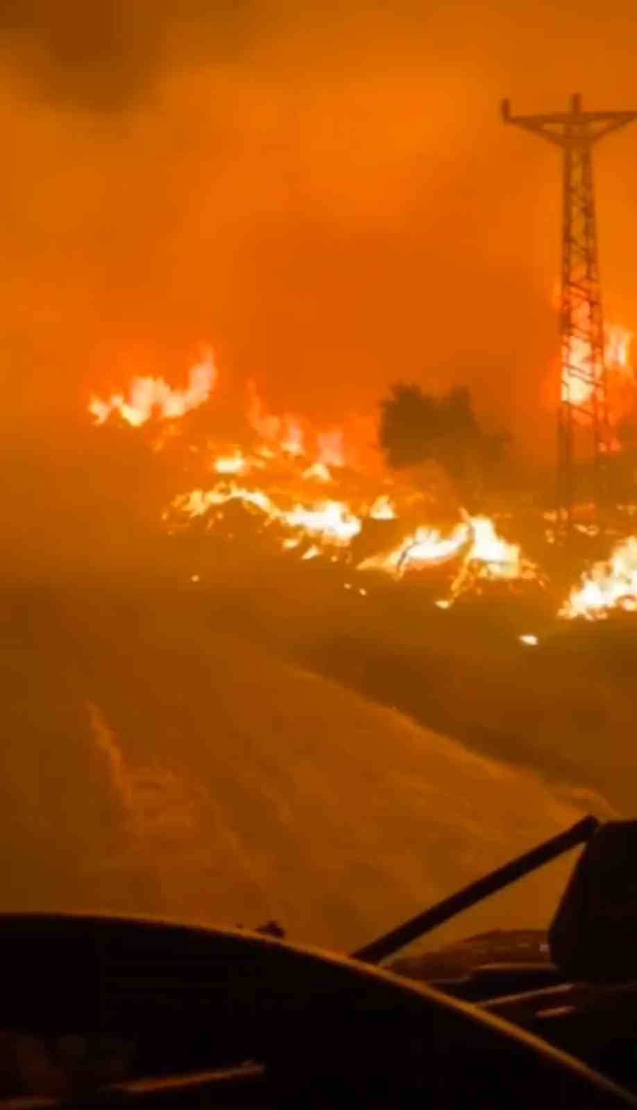 Çanakkale’de çıkan orman yangınında yoğun rüzgar ve alevlerle mücadele devam ediyor 