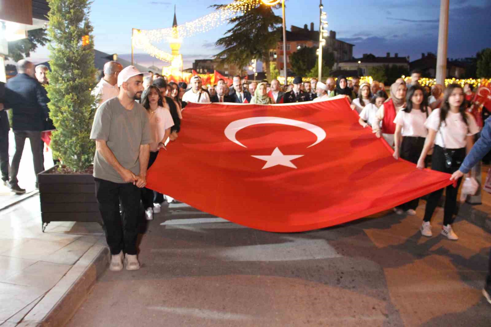 Çorum’da binlerce kişi 15 Temmuz şehitlerini andı: Ahmet Şafak türküleriyle duygulandırdı 