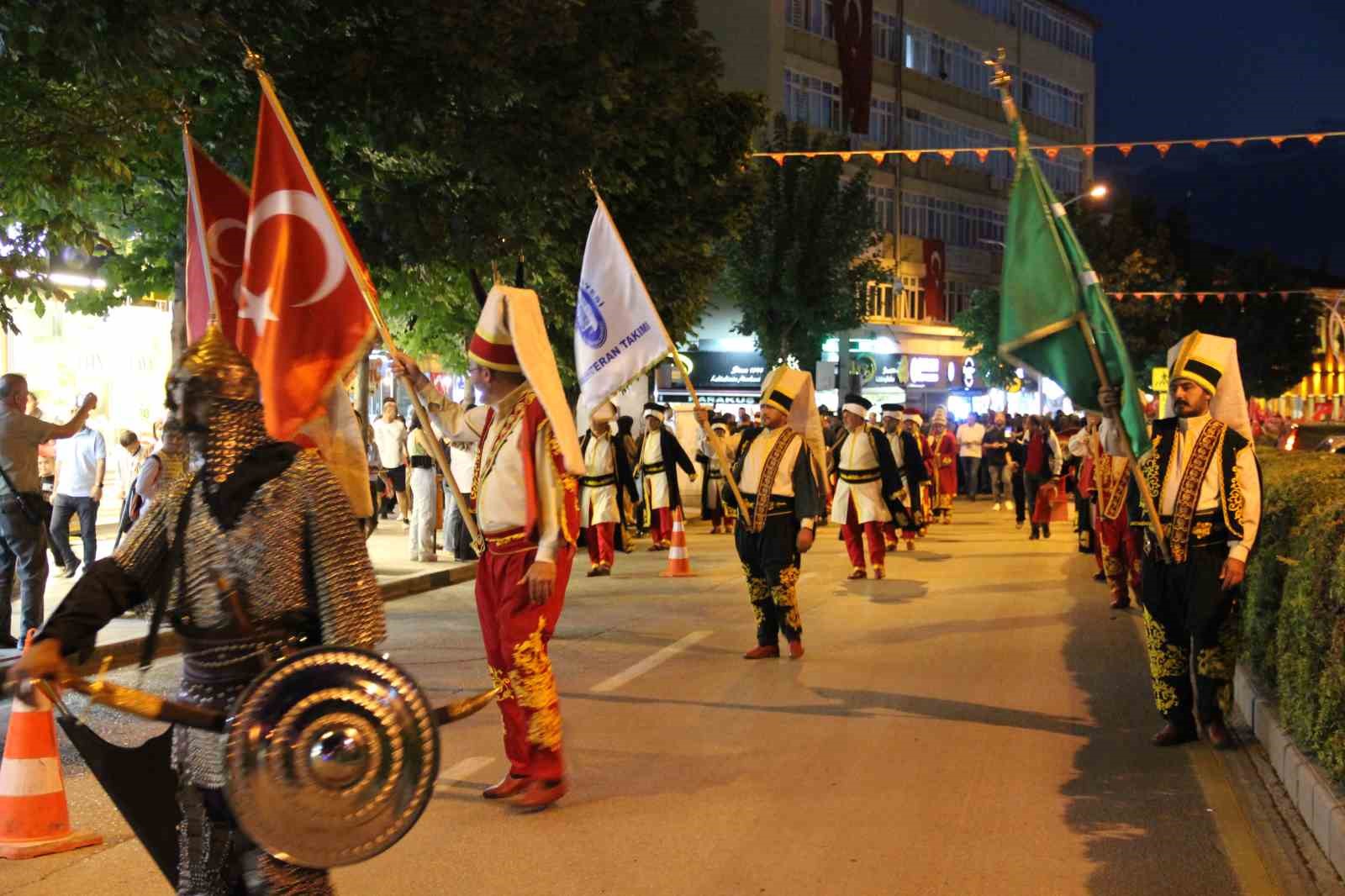 Çorum’da binlerce kişi 15 Temmuz şehitlerini andı: Ahmet Şafak türküleriyle duygulandırdı 