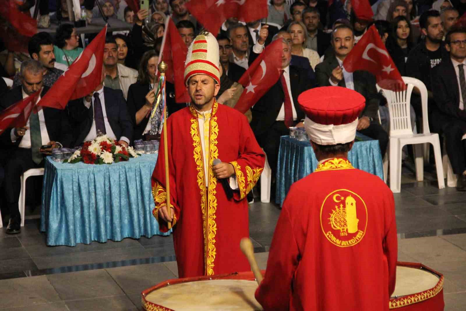 Çorum’da binlerce kişi 15 Temmuz şehitlerini andı: Ahmet Şafak türküleriyle duygulandırdı 