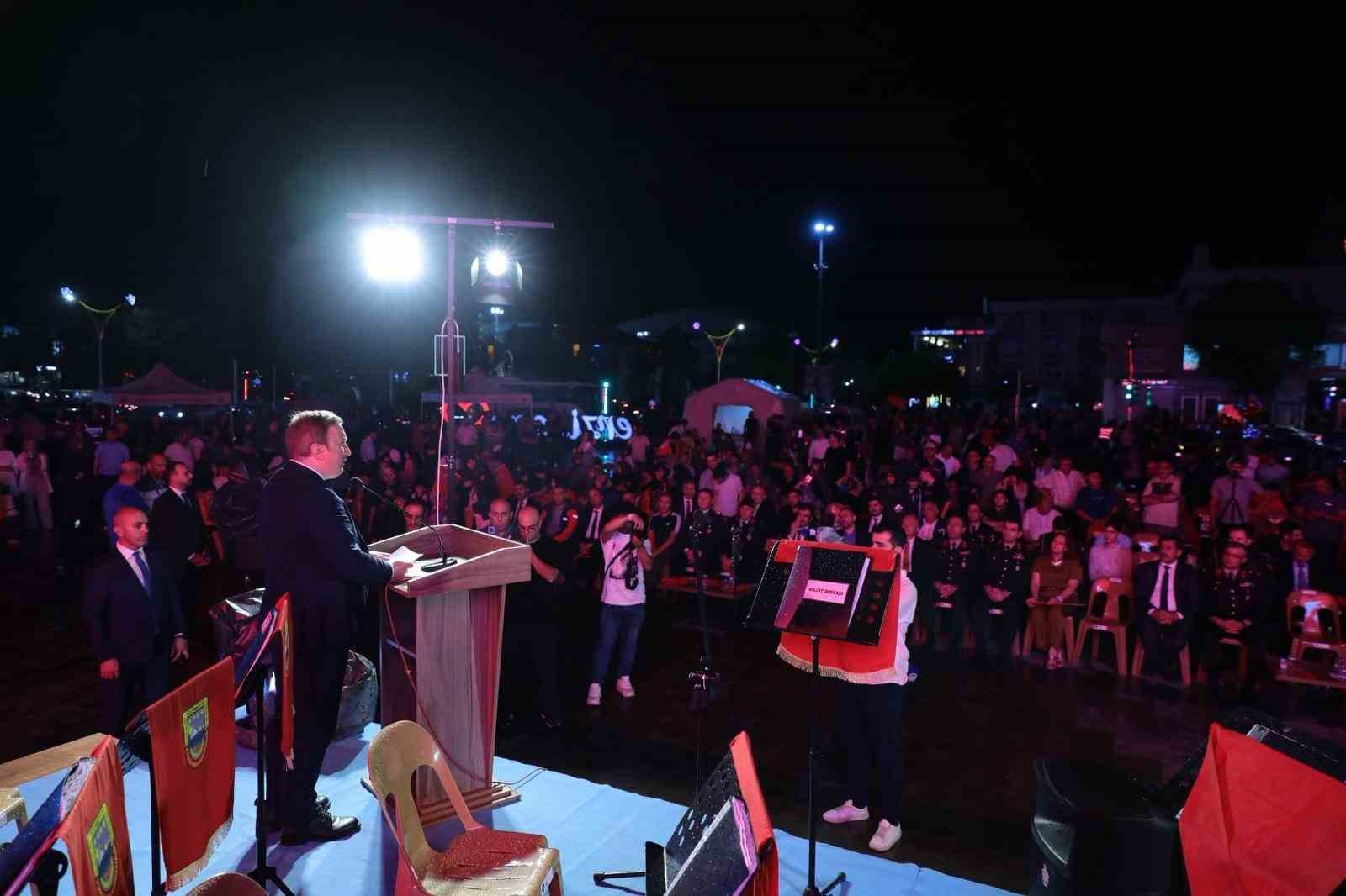Erzincan’da vatandaşlar 15 Temmuz’da tek yumruk oldu 