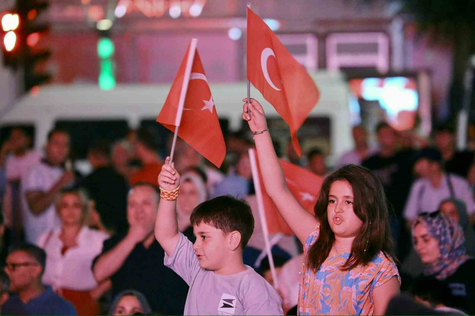 Erzincan’da vatandaşlar 15 Temmuz’da tek yumruk oldu 