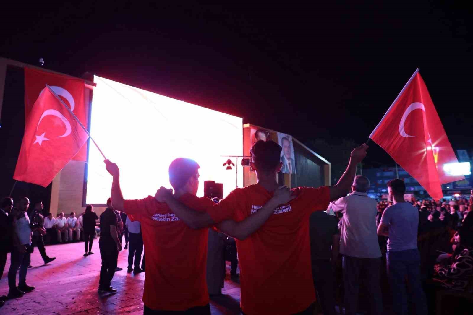 Erzincan’da vatandaşlar 15 Temmuz’da tek yumruk oldu 