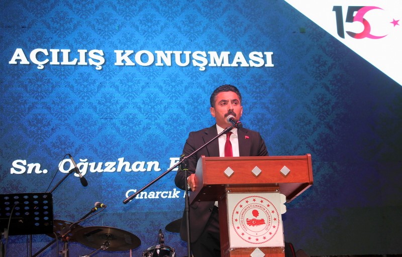 Çınarcık Kaymakamı Atak konserde saz çaldı 