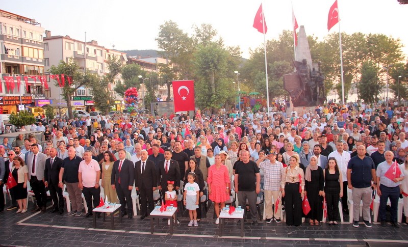 Çınarcık Kaymakamı Atak konserde saz çaldı 