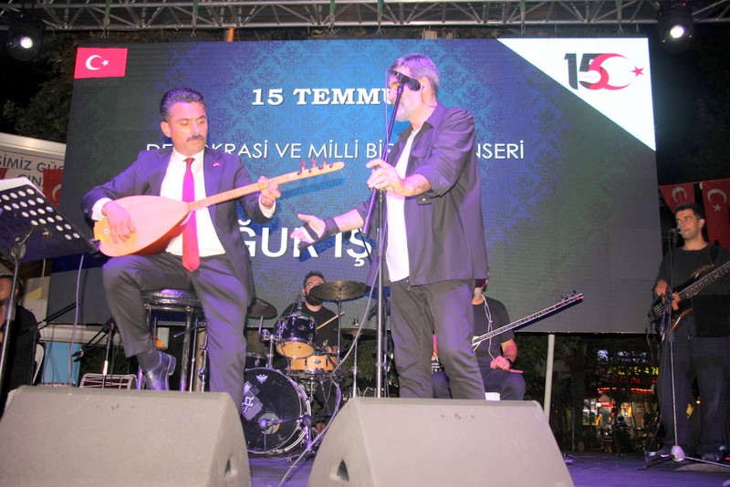 Çınarcık Kaymakamı Atak konserde saz çaldı 