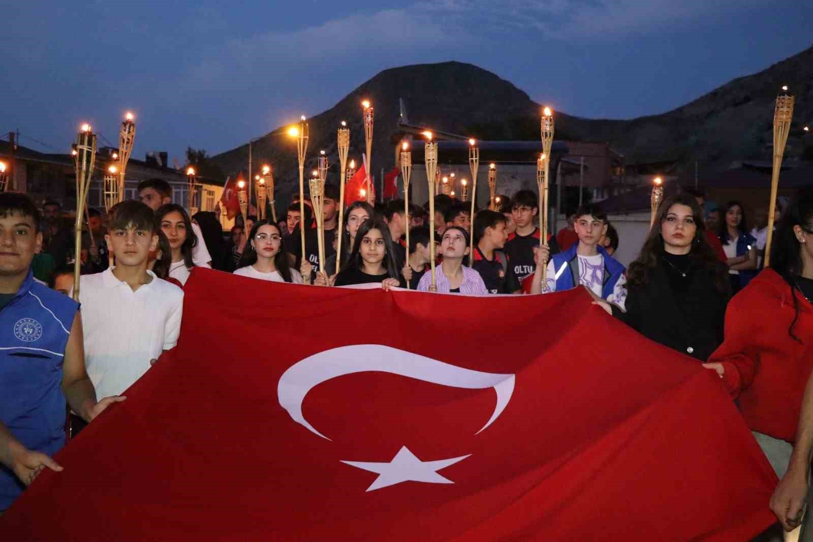 Oltu’da, Millî birlik ve beraberlik yürüyüşü düzenlendi 