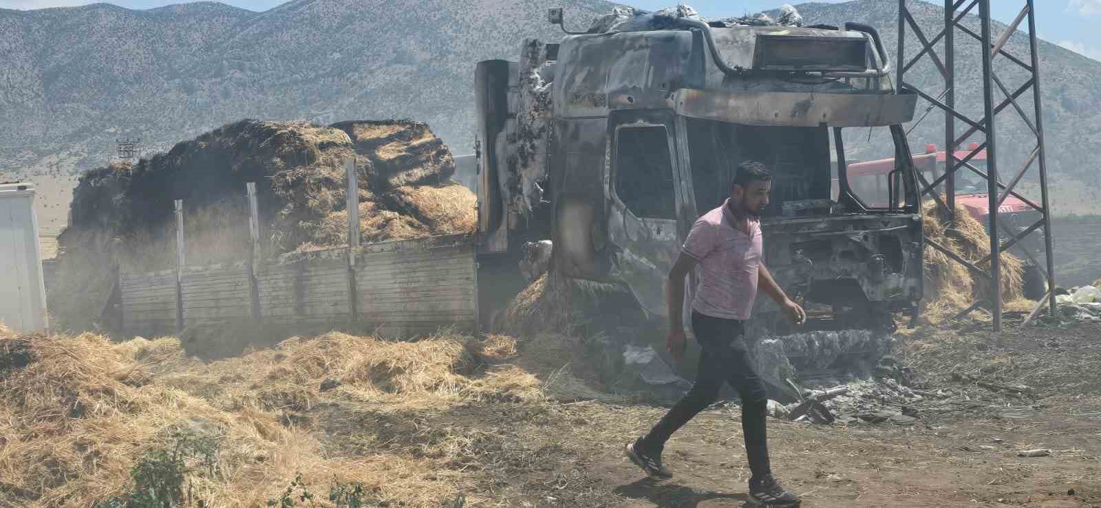 Saman yüklü tır çıkan yangında kül oldu