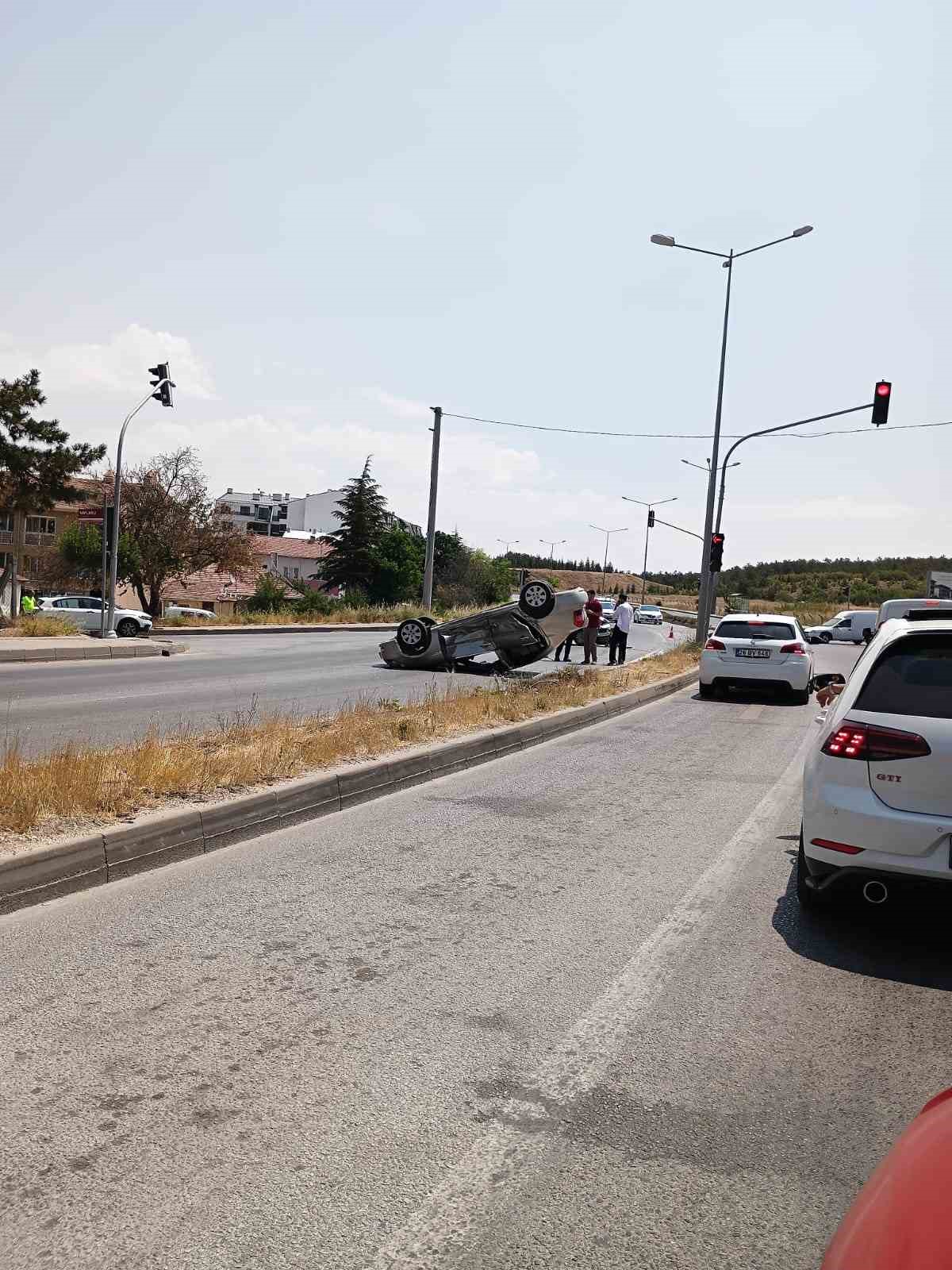 İki otomobil çarpıştı, 3 kişi yaralandı 