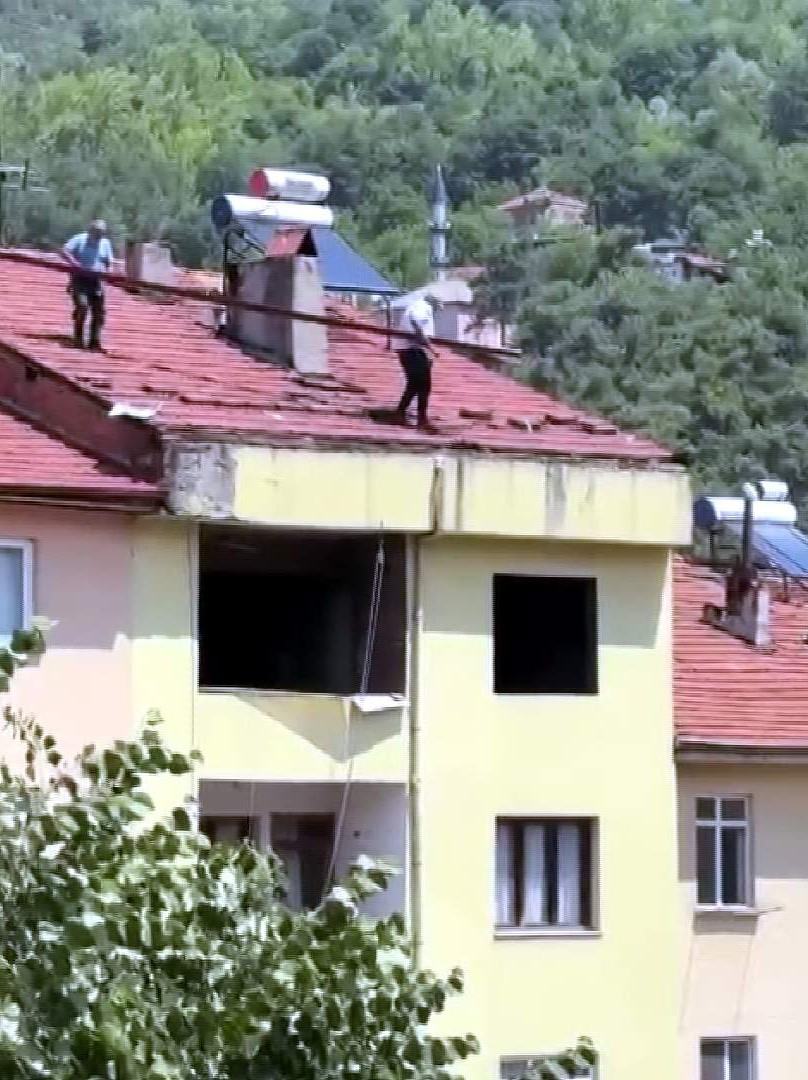 5 katlı binanın çatısında canlarını hiçe saydılar 
