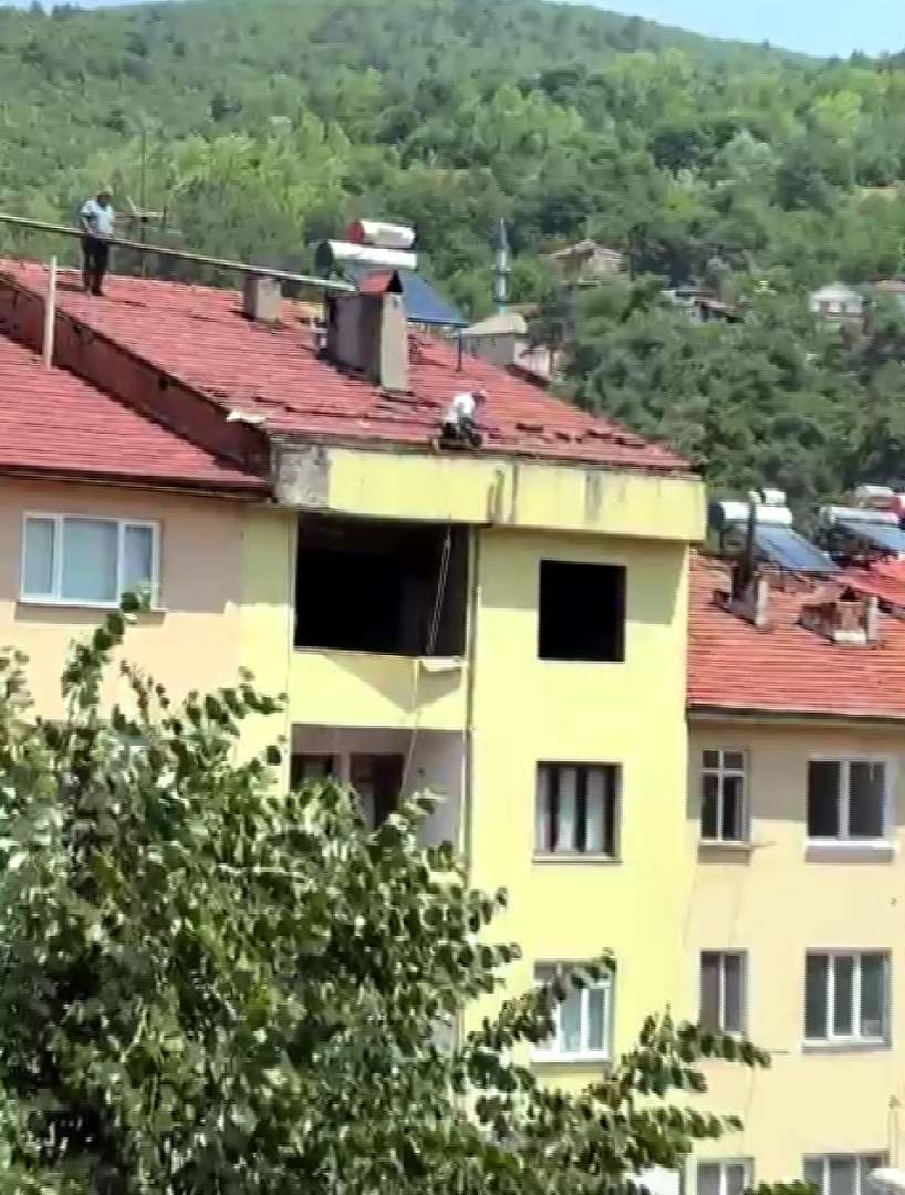 5 katlı binanın çatısında canlarını hiçe saydılar 