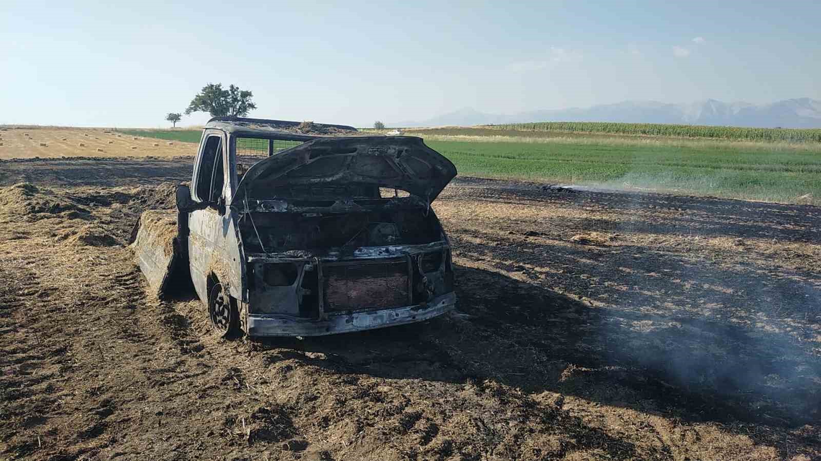 Kamyoneti samanlarla birlikte yanan üreticiye yardım eli uzandı 
