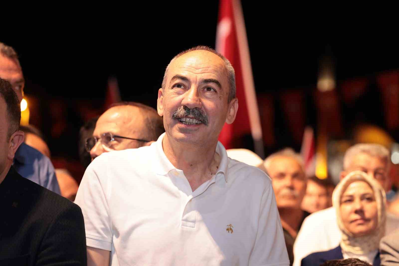 Kayseri iş dünyası milletin zaferini Cumhuriyet Meydanı’nda sahiplenmeye devam etti 