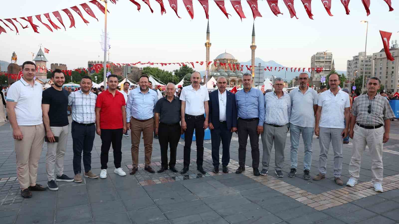 Kayseri iş dünyası milletin zaferini Cumhuriyet Meydanı’nda sahiplenmeye devam etti 