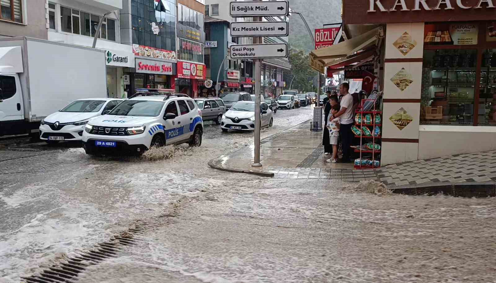 Gümüşhane’de 10 dakika süren sağanak su baskınlarına neden oldu 
