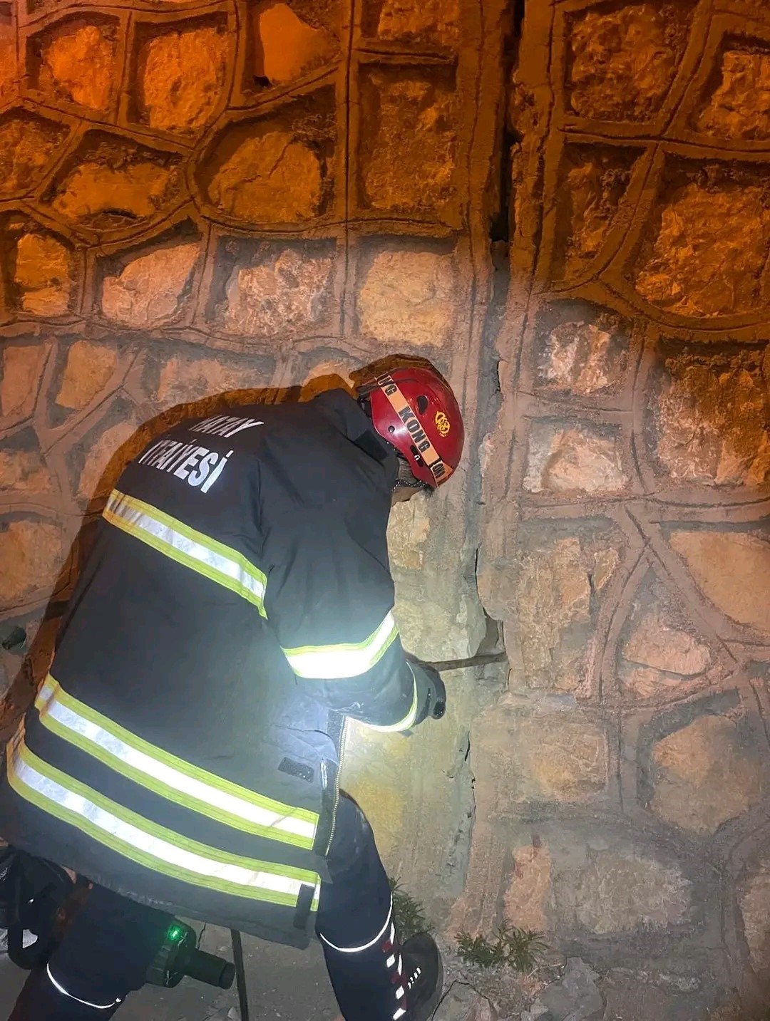 Duvar arasında mahsur kalan yavru kediyi itfaiye kurtardı 