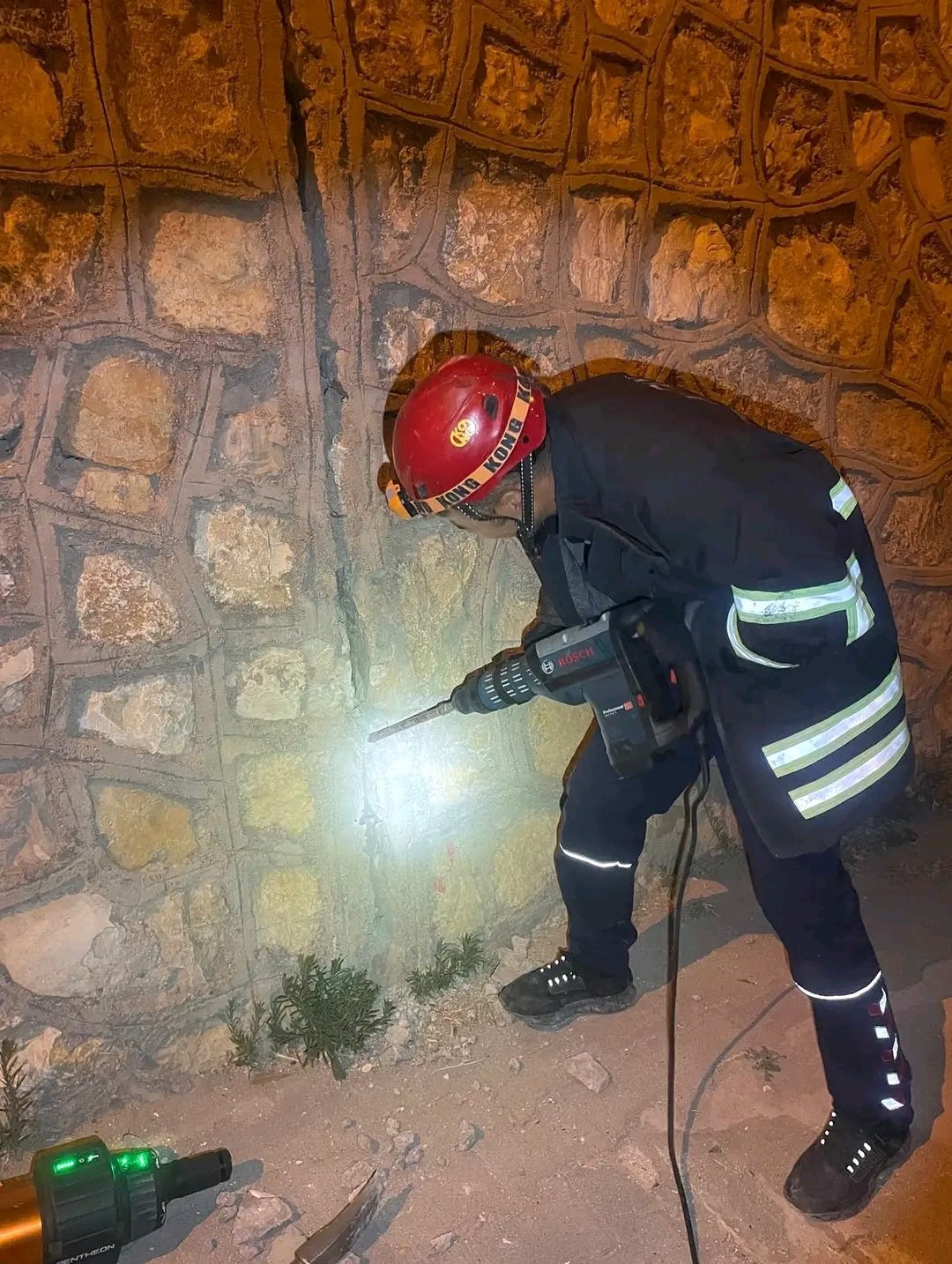 Duvar arasında mahsur kalan yavru kediyi itfaiye kurtardı 