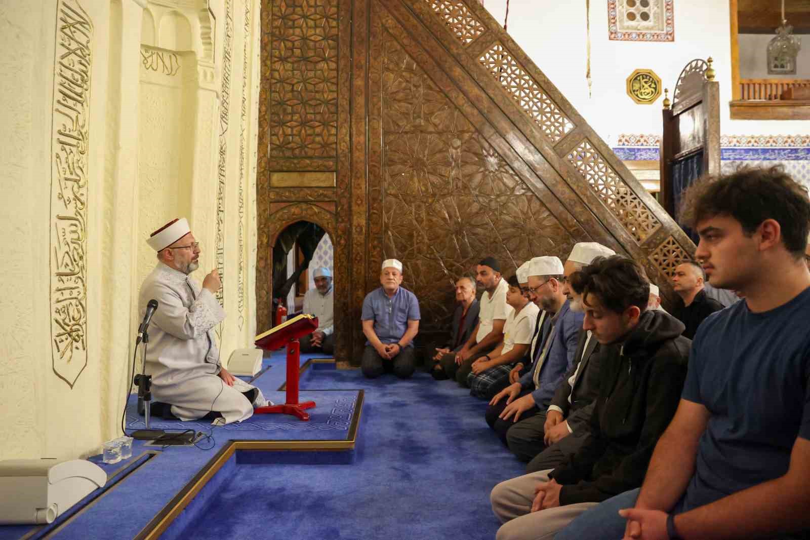 90 bin camide şehitler için dua edildi 