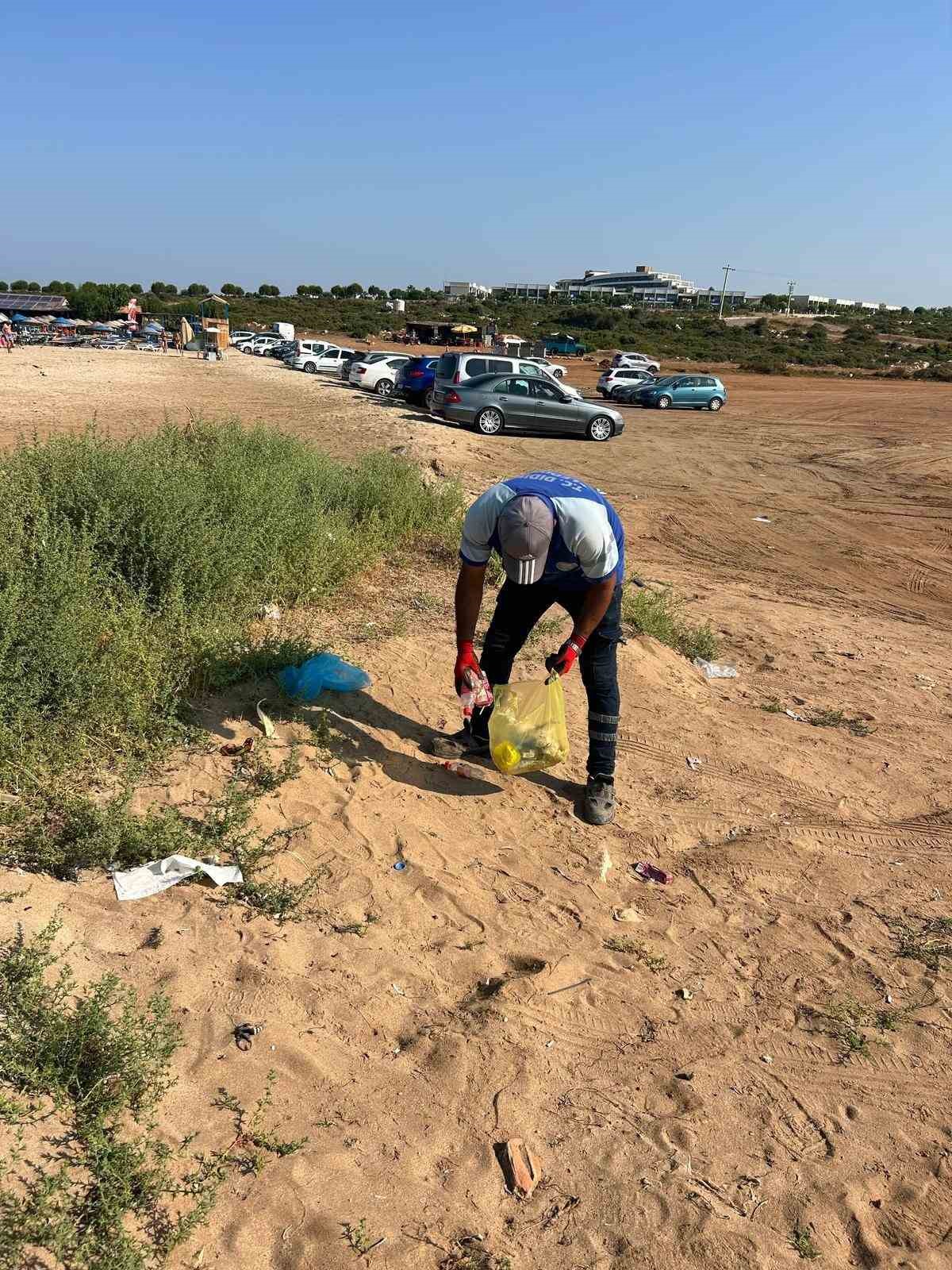 Didim Belediyesi sahil temizliğini aralıksız sürdürüyor 