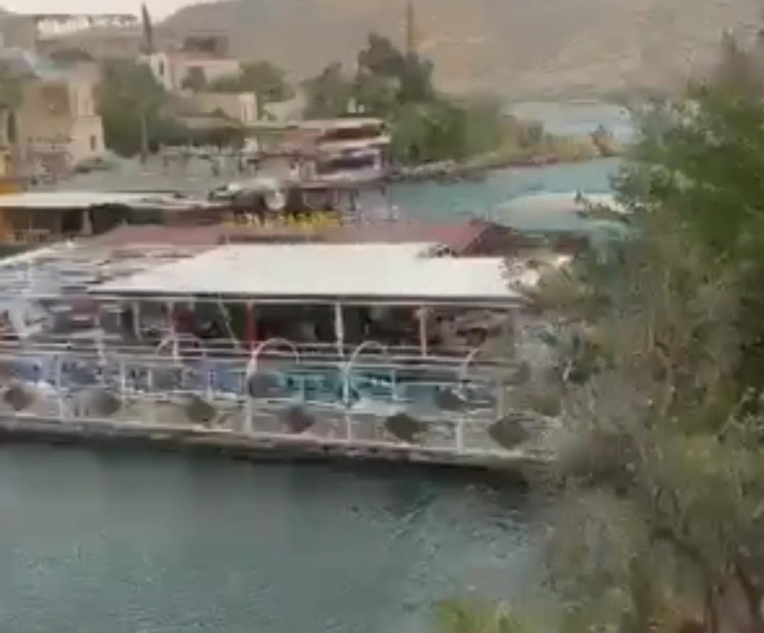 Şanlıurfa’da fırtınada halatları kopan duba restoran Fırat Nehri’nde sürüklendi