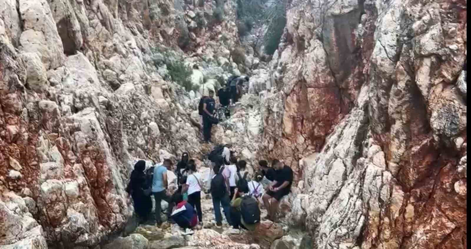 Kaş’ta 21 düzensiz göçmen ve 1 organizatör yakalandı 