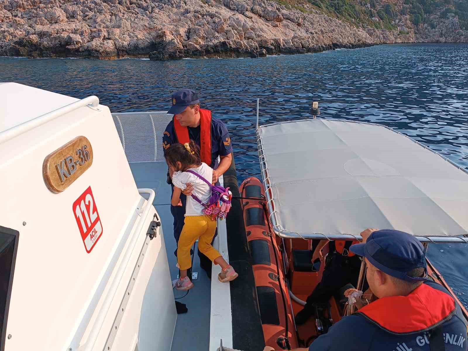 Kaş’ta 21 düzensiz göçmen ve 1 organizatör yakalandı 