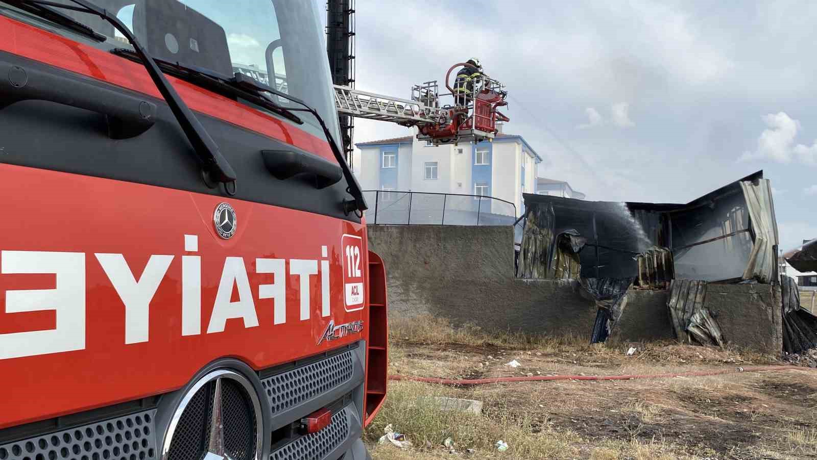 Aksaray’da yapı malzeme deposunda yangın paniği 