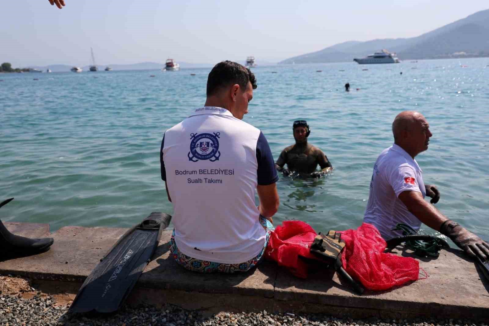 Bodrum’un engin maviliğinde temizlik devam ediyor 