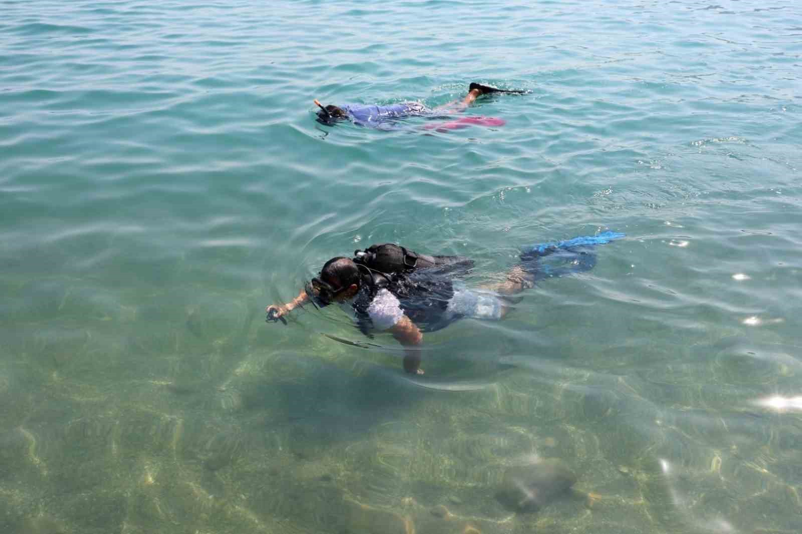 Bodrum’un engin maviliğinde temizlik devam ediyor 