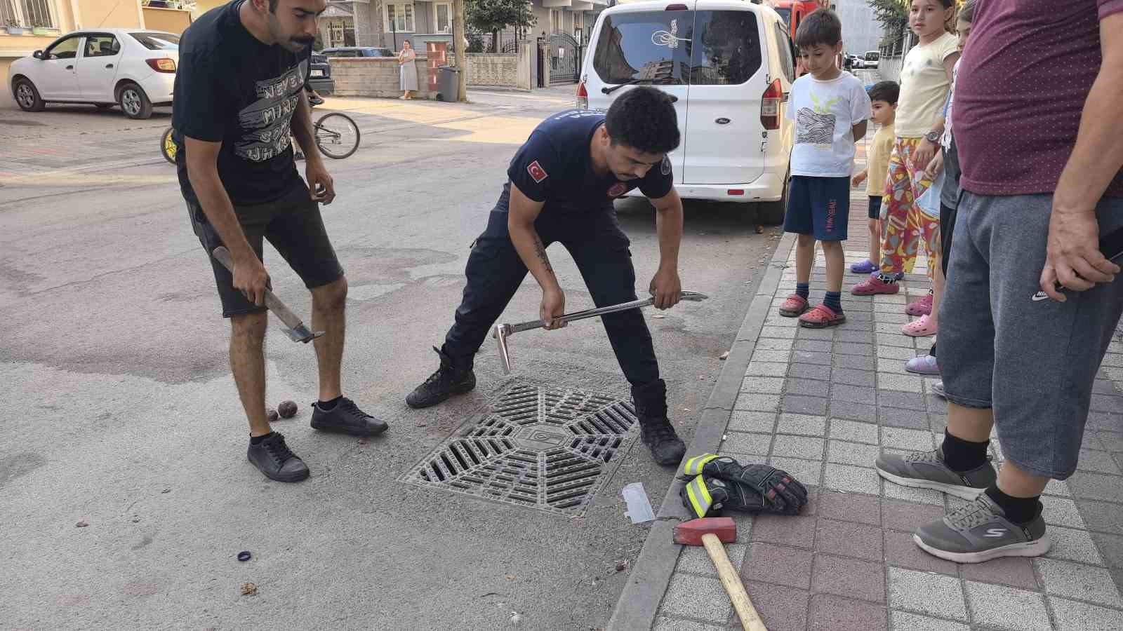 Rögarda mahsur kalan kargayı itfaiye kurtardı 