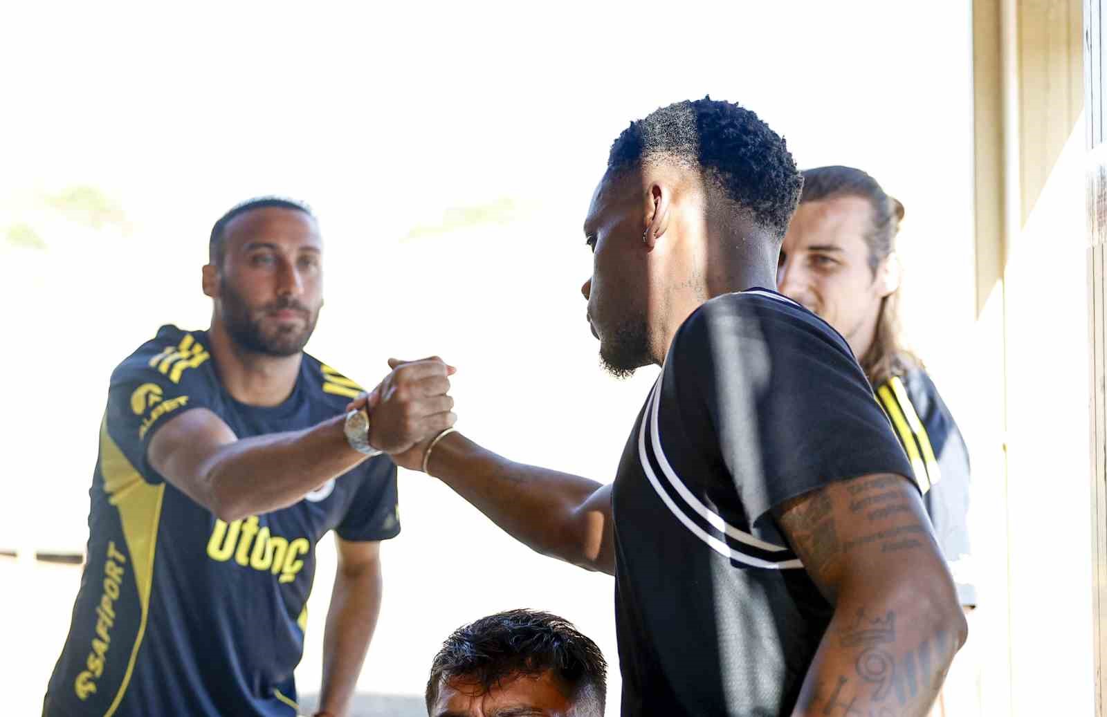 Jhon Duran kampa katıldı 