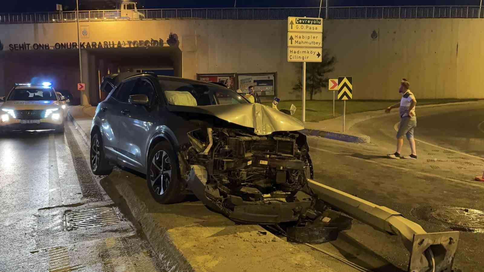Arnavutköy’de otomobil direğe çarptı: 2 yaralı 